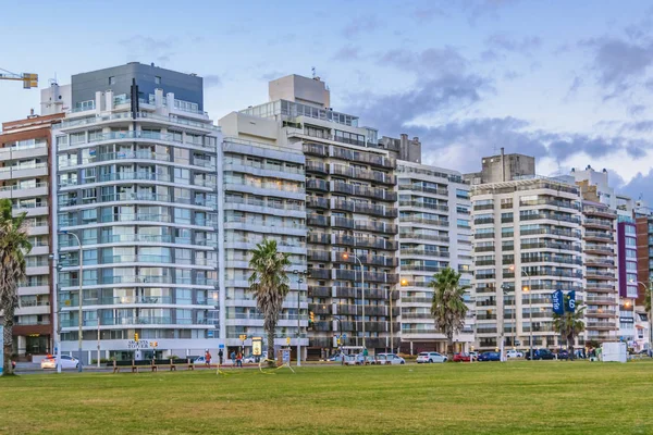 Edificios de apartamentos, Montevideo, Uruguay — Foto de Stock