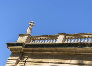 Kadın heykel çatı üstündeki