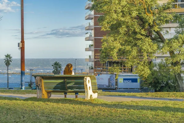 Dziewczyna w parku Villa Biarritz, Montevideo, Urugwaj — Zdjęcie stockowe