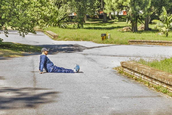 Dorosły człowiek robi ćwiczenia w parku — Zdjęcie stockowe