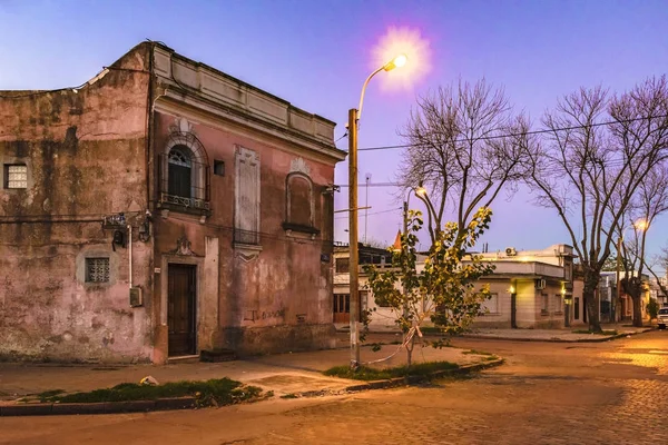 Uszkodzony dom Dwukondygnacji, Montevideo, Urugwaj — Zdjęcie stockowe