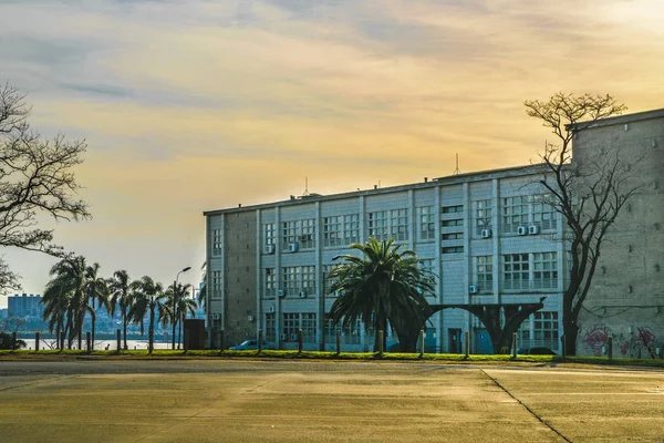 Engineering openbare School gevel, Montevideo, Uruguay — Stockfoto