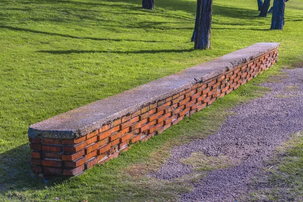 Banc de mur de briques au parc — Photo