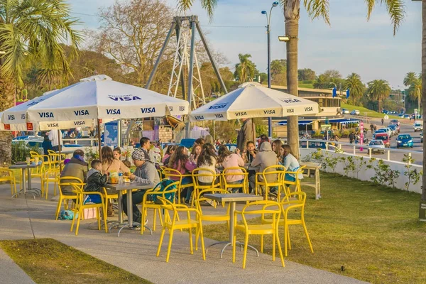 Les gens au restaurant Fast Food en plein air — Photo