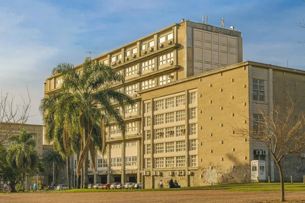 Escuela Pública de Ingeniería Fachada, Montevideo, Uruguay —  Fotos de Stock