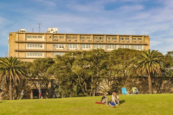 Engineering elewacji szkoły publicznej, Montevideo, Urugwaj — Zdjęcie stockowe
