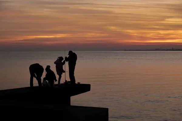 Gente pescando en Breakwater —  Fotos de Stock