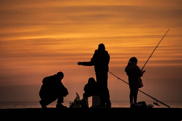 Personer fiske på vågbrytaren — Stockfoto
