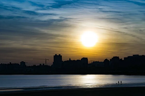 Kaupunkikuva Sunset Scene, Montevideo, Uruguay — kuvapankkivalokuva