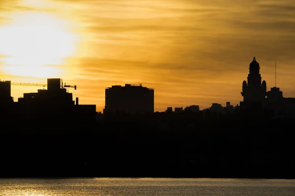 都市の景観夕日のシーン、モンテビデオ、ウルグアイ — ストック写真