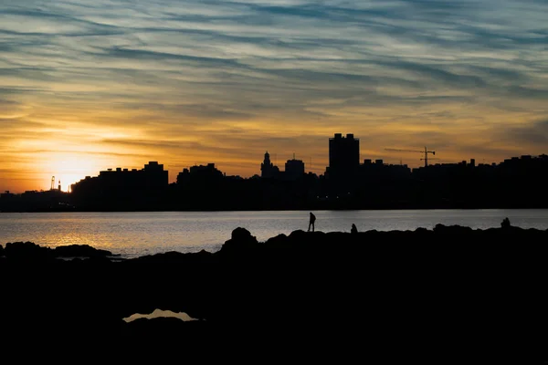 都市の景観夕日のシーン、モンテビデオ、ウルグアイ — ストック写真