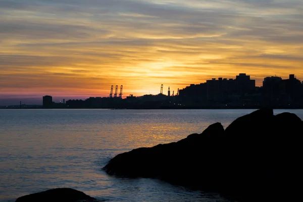 Stadsgezicht zonsondergang scène, Montevideo, Uruguay — Stockfoto