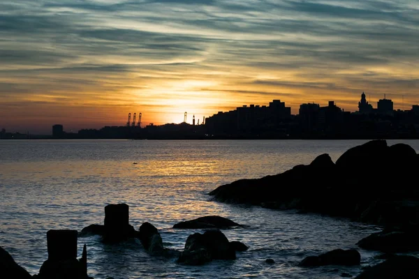 Stadsbilden Sunset scen, Montevideo, Uruguay — Stockfoto