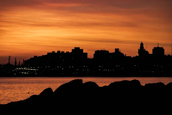 都市の景観夕日のシーン、モンテビデオ、ウルグアイ — ストック写真