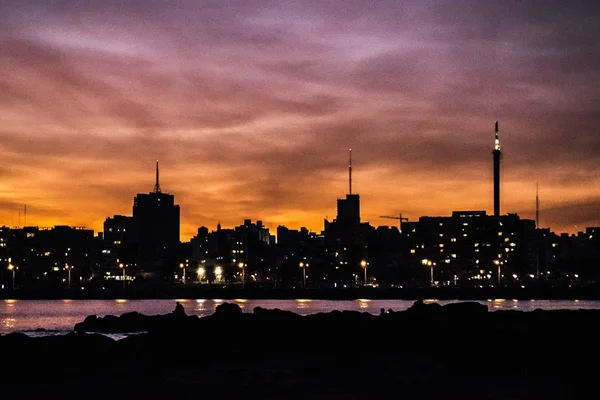 都市の景観夕日のシーン、モンテビデオ、ウルグアイ — ストック写真