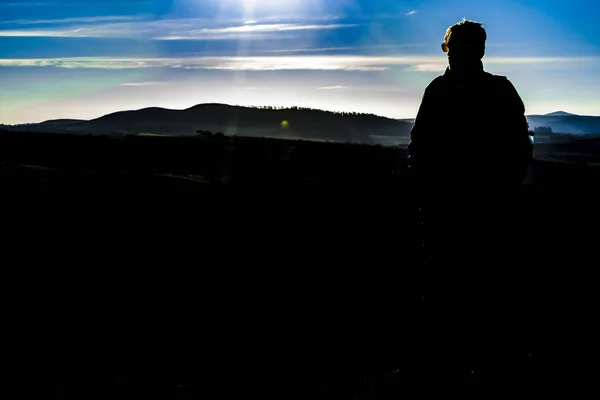 Man på toppen av kullen — Stockfoto