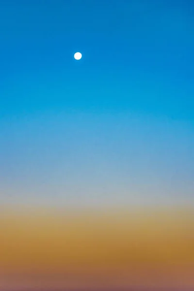 Sonnenuntergang Himmel ein Mond Hintergrund — Stockfoto