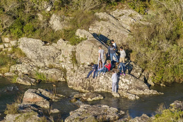 Grupo de Adolescentes na Natureza — Fotografia de Stock