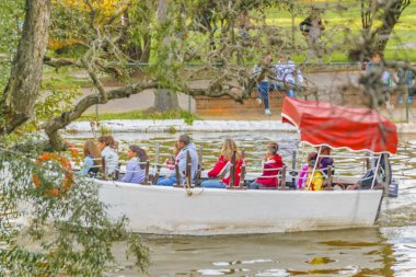 İnsanlar eğlence teknede