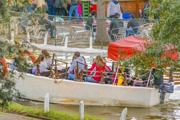 Les gens au bateau de plaisance — Photo