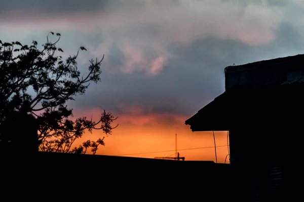 Cena de pôr-do-sol urbano de alto contraste — Fotografia de Stock