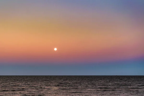 Scène de rivière à l'heure du coucher du soleil — Photo