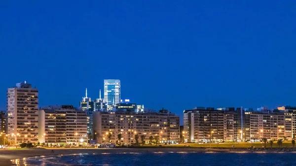 Pocitos beach night szene, montevideo, uruguay — Stockfoto