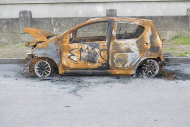 Street yanmış araba