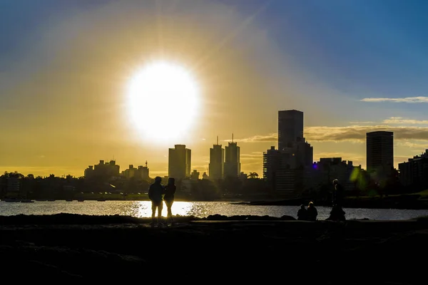 Cena do pôr do sol urbano, Montevidéu, Uruguai — Fotografia de Stock