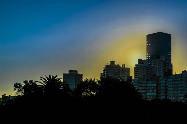 Scène de coucher de soleil urbain, Montevideo, Uruguay — Photo