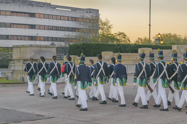 Tropas militares caminhando — Fotografia de Stock