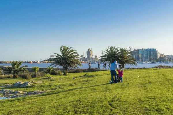 Gente en Waterfront Park, Montevideo, Uruguay — Foto de Stock