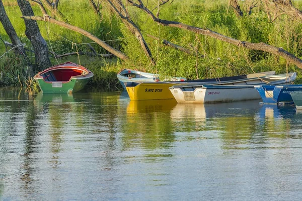 Malé čluny na řece — Stock fotografie
