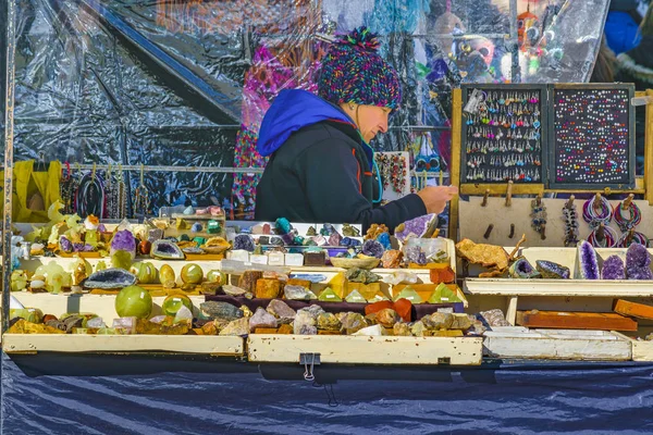 Kunsthandwerkerin auf Wochenmarkt — Stockfoto