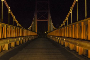 Boş köprü gece çekimi