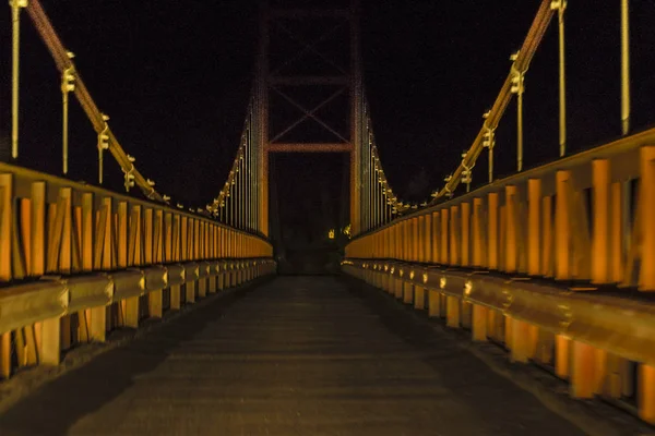 Boş köprü gece çekimi