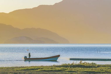 Adam küçük teknede Gölü, Aysen, Chile