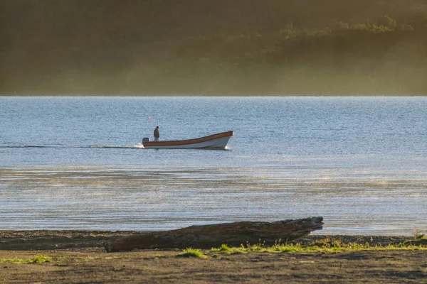 Hombre en Barco Pequeño en el Lago, Aysen, Chile — Foto de Stock