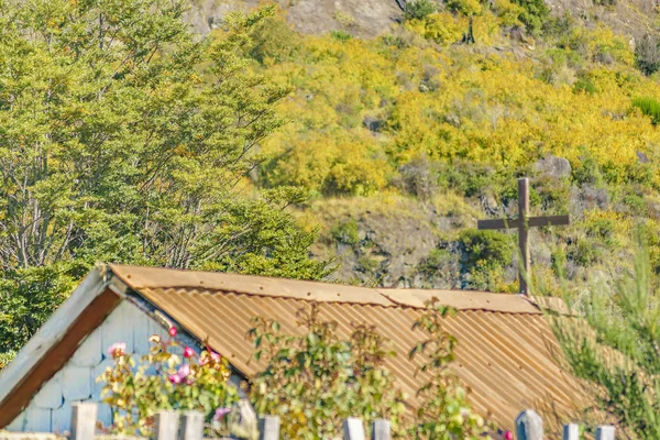 Дом на крыше в лесу, Патагония, Чили — стоковое фото