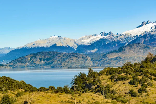 Tó és hegyek táj, Patagónia, Chile — Stock Fotó