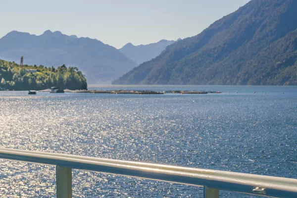 Montañas y fiordo desde el punto de vista del ferry — Foto de Stock