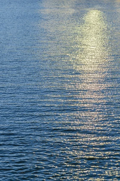 夕日を背景に湖 — ストック写真