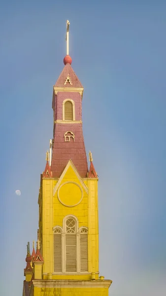 木製のカトリック教会は、チリのチロエ島 — ストック写真