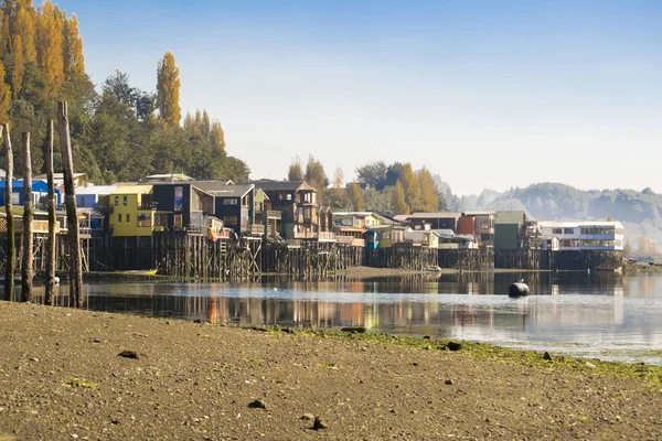 湖、チリのチロエ Palafito 住宅 — ストック写真