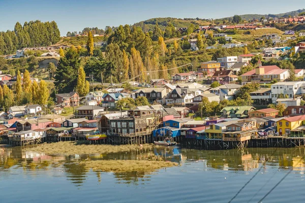 湖、チリのチロエ Palafito 住宅 — ストック写真