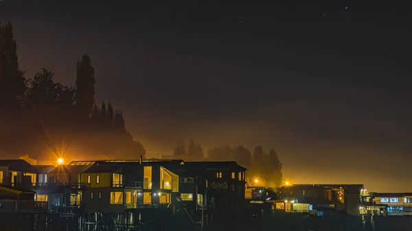 Natt scen Palafito hus vid sjön, Chiloe, Chile — Stockfoto