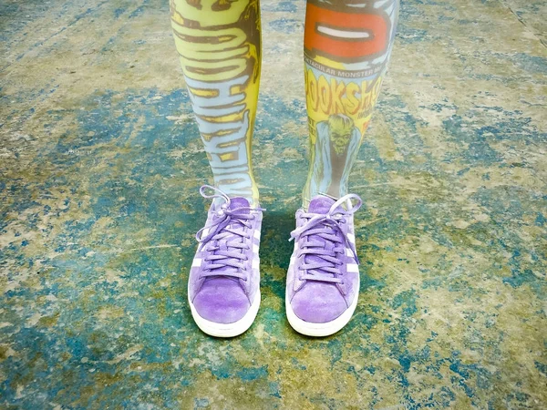 Piernas de mujer con leggins impresos — Foto de Stock