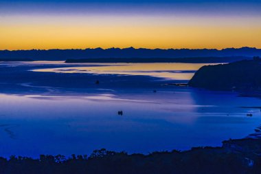 Fiyort ve dağlar manzara, Chiloe Adası, Şili