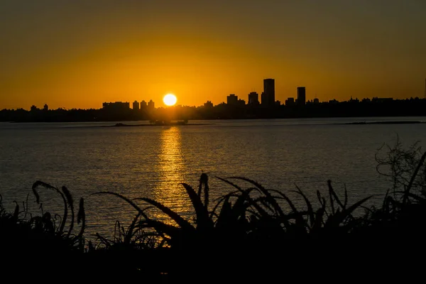 Stadtlandschaft bei Sonnenuntergang, montevideo, uruguay — Stockfoto