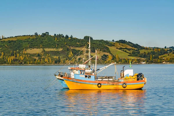 钓鱼船在湖, Chiloe, 智利 — 图库照片